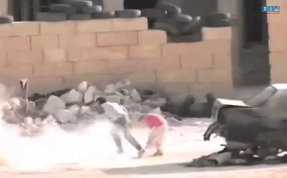 Menino heroi na Síria se finge de morto para salvar uma garotinha! Verdadeiro ou falso? (foto: reprodução/YouTube)