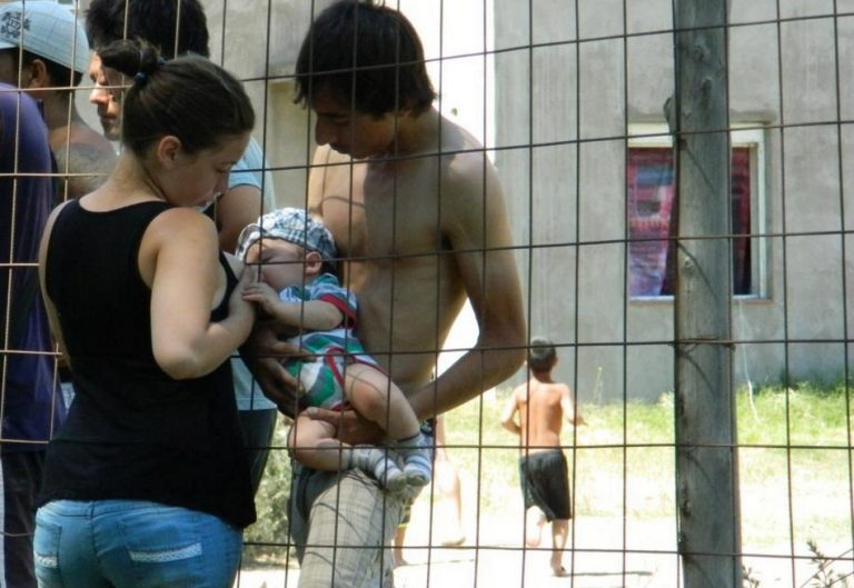 Foto mostra uma imigrante amamentando seu filho na fronteira dos Estados Unidos com o México?