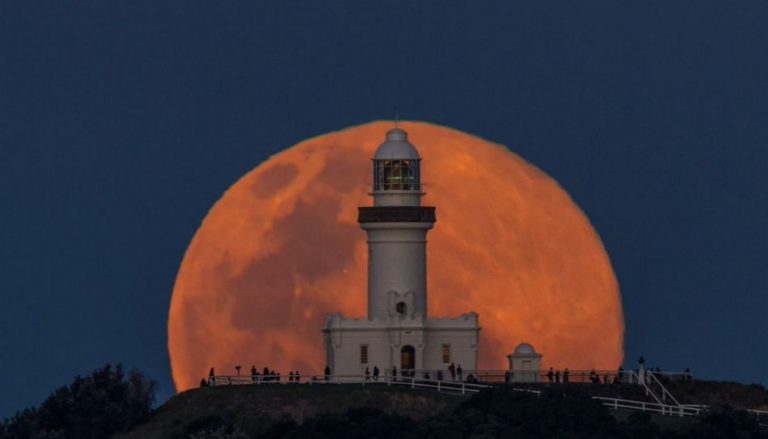 Lua gigante foi filmada no farol de Byron Bay, na Austrália! Será verdade?