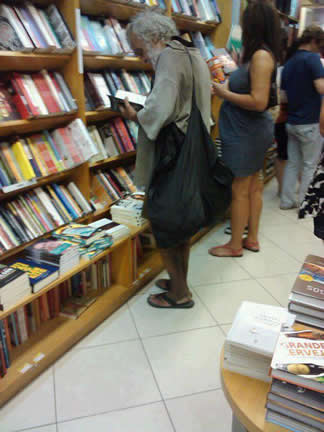 Morador de rua é expulso de livraria enquanto folheia livro!