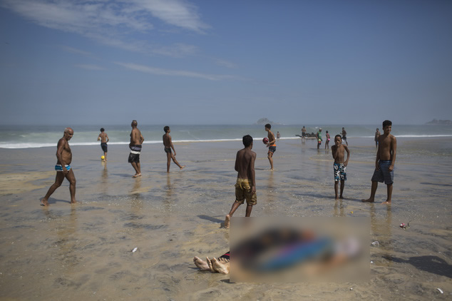 Banhistas na praia ao lado dos corpos das vítimas do desabamento de uma ciclovia no Rio de Janeiro! Será verdade? (foto: Repdodução/Facebook) 