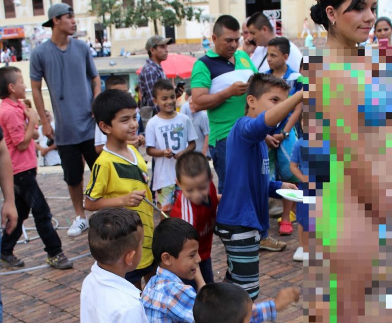 Meninos pintaram o corpo nu de uma mulher em frente a uma igreja no Brasil?