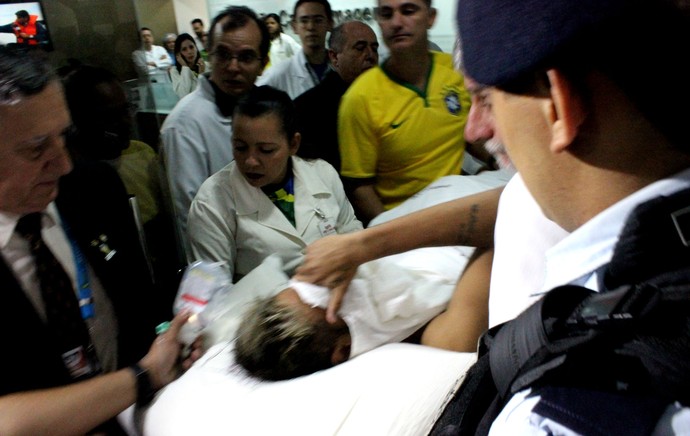 Neymar chegando no hospital: Note as tatuagens no braço do rapaz! (foto: reprodução/Brigida Sullam)