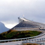 Ponte na Noruega parece sumir entre as nuvens!