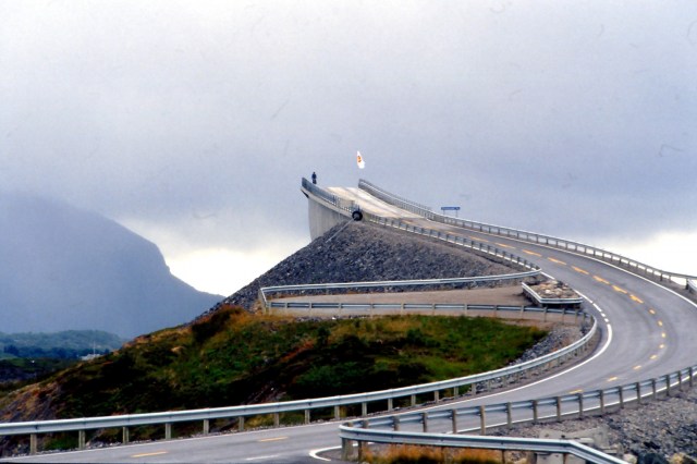 Foto mostra ponte que some entre as nuvens na Noruega