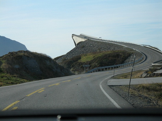 Ponte na Noruega em as nuvens!