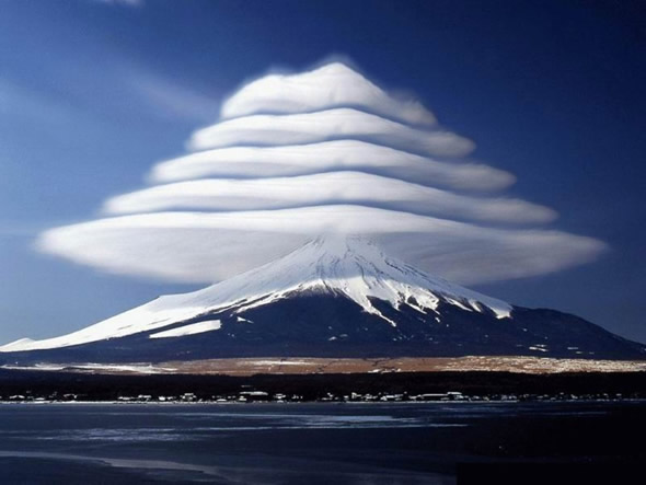 Foto mostra nuvens estranhas sobre o Monte Fuji