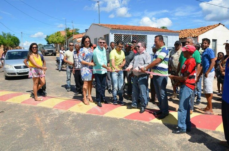 Prefeito faz festança para inaugurar um quebra-molas! Será verdade?