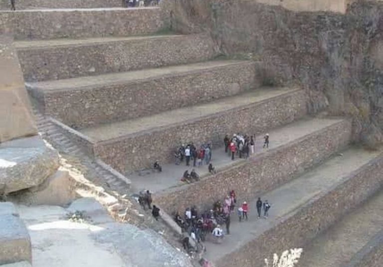 Foto mostra uma escada com imensos degraus em Ollantaytambo, no Peru?