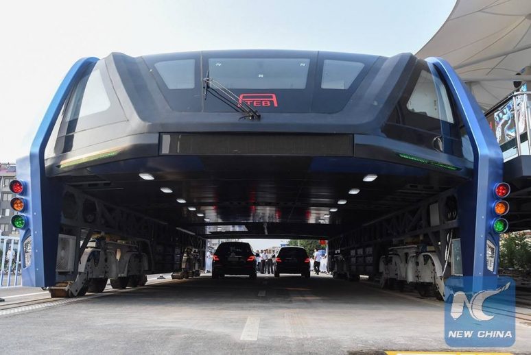 China inaugura o primeiro ônibus elevado do mundo! Será verdade? (foto: Divulgação)