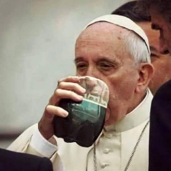 O papa Francisco bebe um refri em um copo improvisado? (foto: Reprodução/Facebook) 