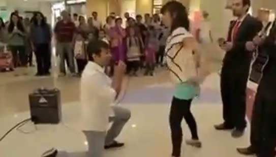 Indiano pede moça em casamento, mas leva na cabeça!