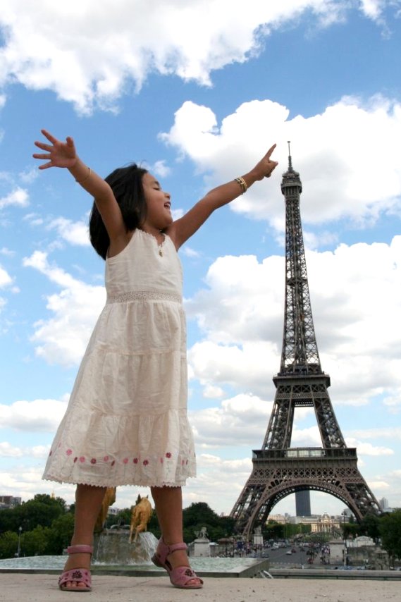 Perspectiva Forçada - A menina parece do tamanho da torre!