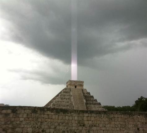 Pirâmides estariam emitindo luzes em direção ao céu! Verdadeiro ou falso? (foto: Reprodução/Facebook)