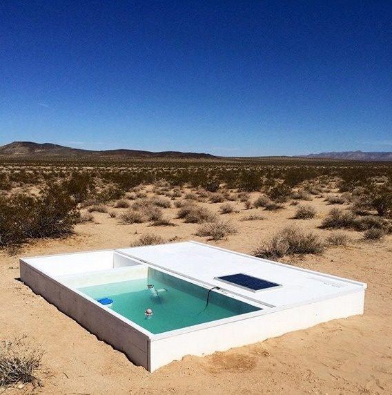 Uma piscina está escondida no meio do deserto e quem conseguir acha-la pode usa ela à vontade! Será verdade? (foto: Reprodução/Facebook) 