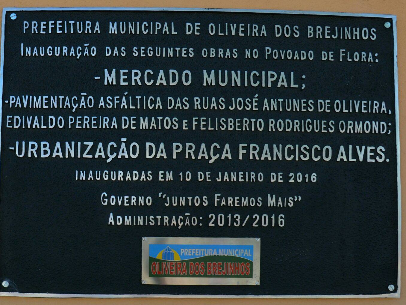 Placa de inauguração das obras no Povoado de Flora Reprodução Prefeitura Municipal