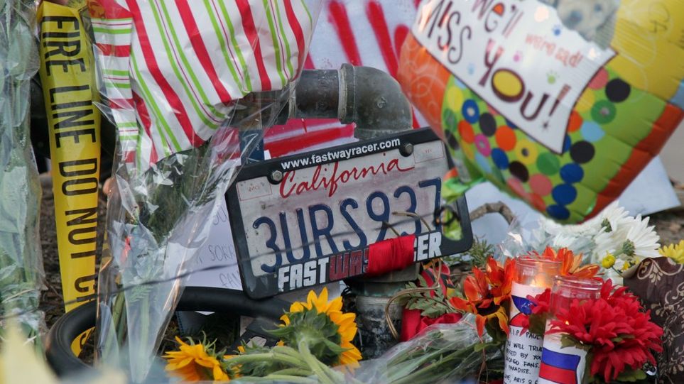 Fãs deixam lembranças no memorial criado no local do acidente! (foto: Reprodução/AFP)