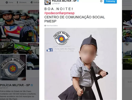Foto de bebê segurando um cassetete foi criticada por internautas por ferir o artigo 232 do ECA! (Reprodução/Twitter) 