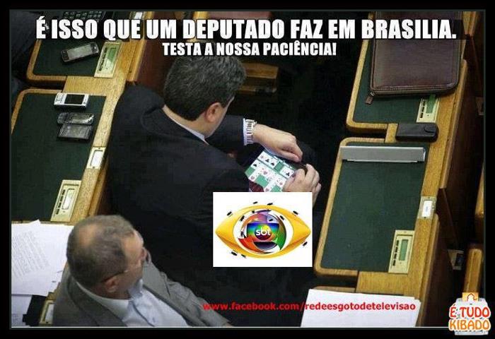 Deputado jogando paciência em seu iPad no Congresso!