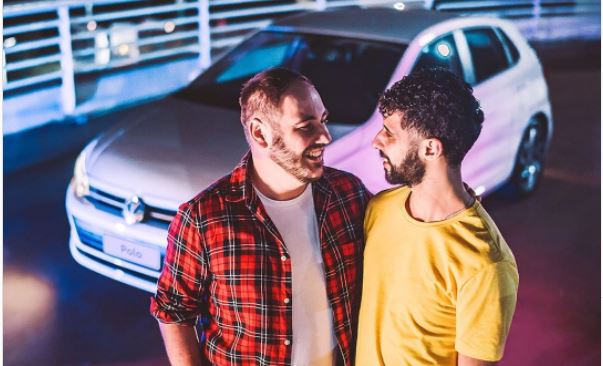 A Volkswagen mostrou um casal gay em um comercial do novo Polo?