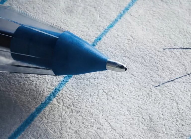 Vídeo que mostra o mundo subatômico da ponta de uma caneta é verdadeiro ou falso?