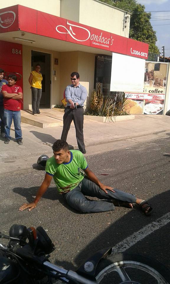 Promotor imobiliza um dos meliantes durante tentativa frustrada de asalto em Piauí! (Foto: Jonas Souza)