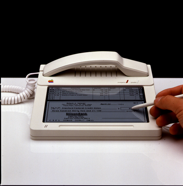 Uma das imagens que mostram um protótipo do primeiro iPhone da Apple! Verdadeiro ou falso? (foto: Reprodução)