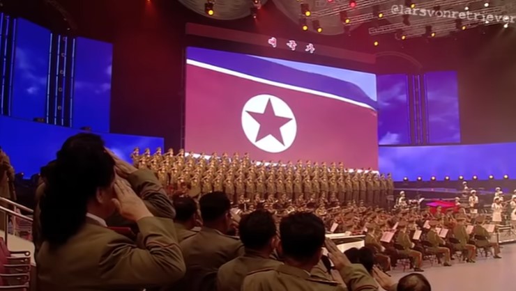 A banda militar da Coreia do Norte emocionou o seu líder tocando uma música do Queen?