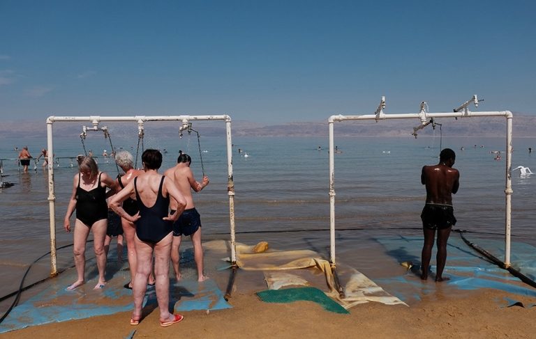 Será verdade que uma foto tirada no Mar Morto mostra um flagrante de racismo?