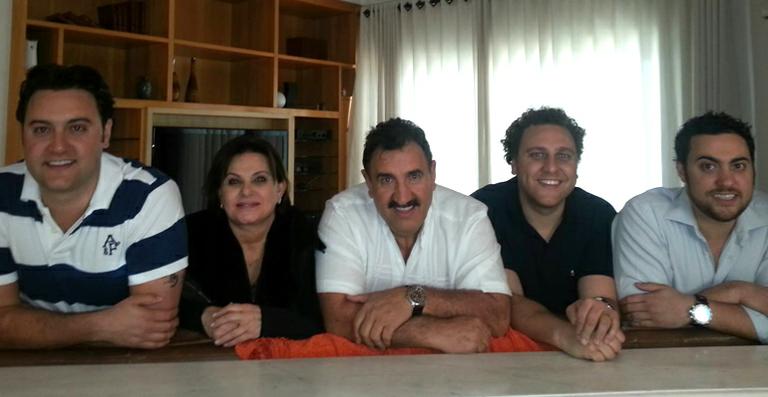 Ratinho com a esposa e seus 3 filhos! (foto: Divulgação/SBT) 