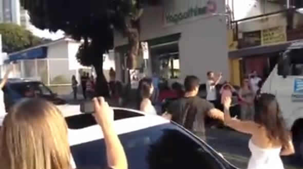 A rejeitada do ABC: Rapaz nega pedido de casamento no meio da rua!