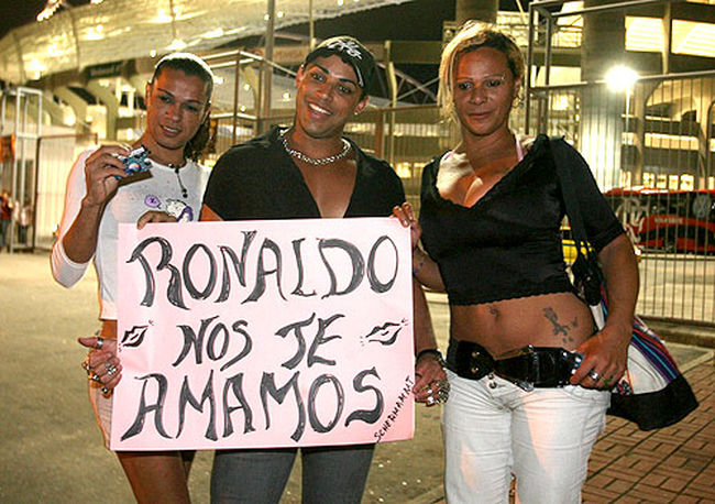 Grupo de travestis provoca o jogador Ronaldo antes de um jogo! (foto: Reprodução/Gilvan de Souza)  