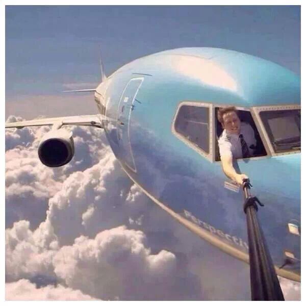 Piloto tira a melhor fotografia dele mesmo com a ajuda de um pau de selfie! Será que essa imagem é real? (foto: Reprodução/Facebook)