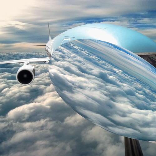 Para dar o efeito do reflexo das nuvens na fuselagem, é preciso colar as nuvens na frente do avião! 