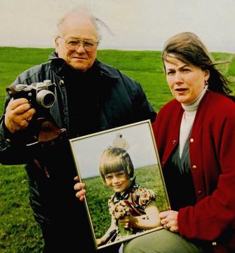 Jim Templenton e sua filha voltam, algumas décadas depois, ao local da foto! (foto: Reprodução)