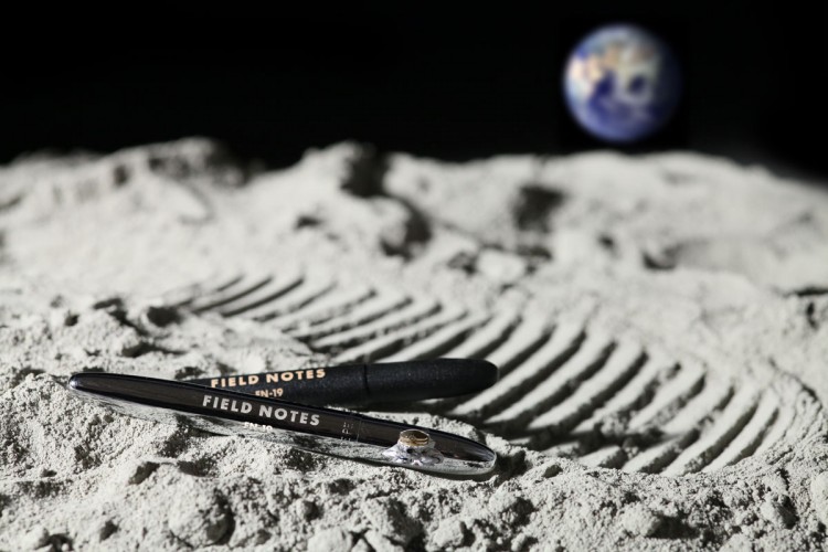 A caneta espacial milionária da NASA e o Lápis baratinho da Russia!