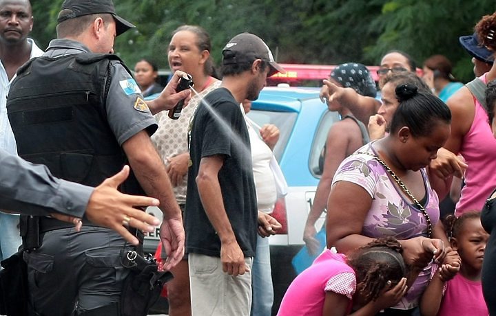 Foto mostra policial jogando spray de pimenta em crianças!