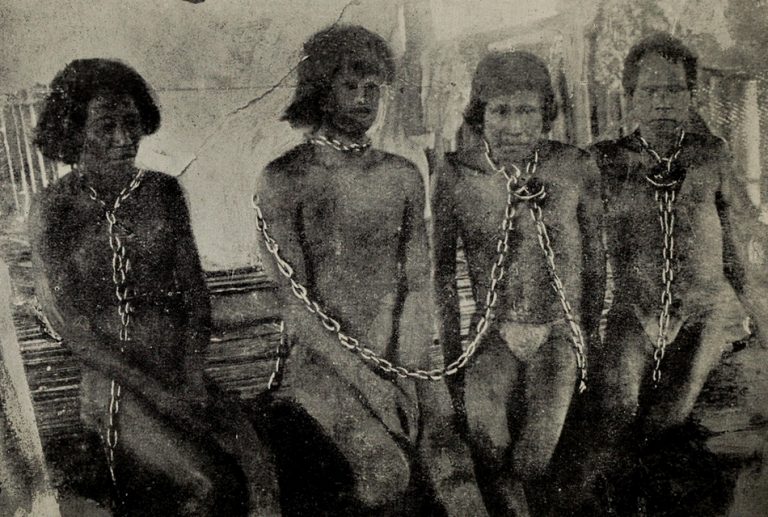 Índios acorrentados por militares durante a construção da Transamazônica! Será?