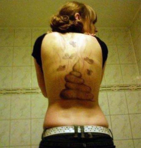 Namorado traído tatua fezes nas costas da ex! Verdadeiro ou falso?