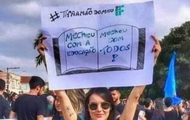 Cartaz com erro ortográfico em protesto estudantil é verdadeiro ou falso?