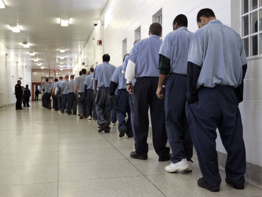 Foto tirada em 2011 de prisioneiros em fila para passarem por um detector de metais! (foto: Reprodução)