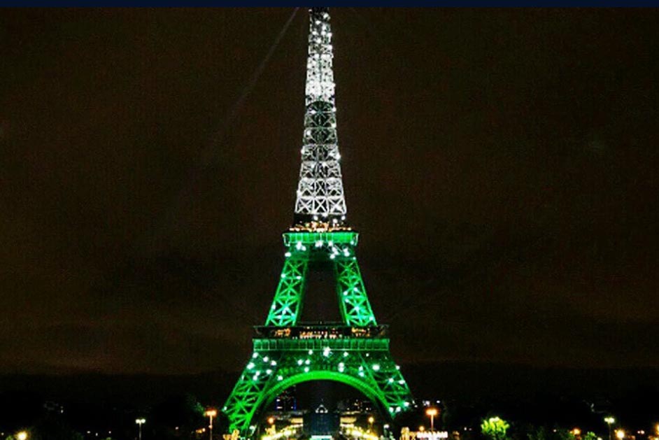 A Torre Eiffel teria sido iluminada com as cores da bandeira do Brasil em homenagem aos mortos da Chapecoense! Será verdade?