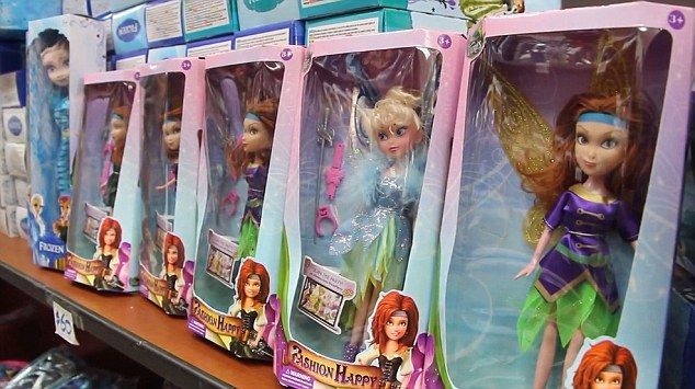 Bonecas são fabricadas na China e vendidas na Argentina! Nada de transexual ali! (foto: reprodução/Facebook) 