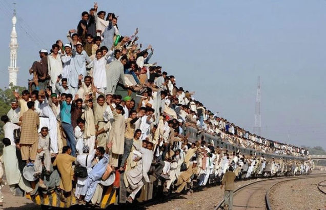 Mais um dia normal no transporte público na Índia! Será verdade? (foto: Reprodução)