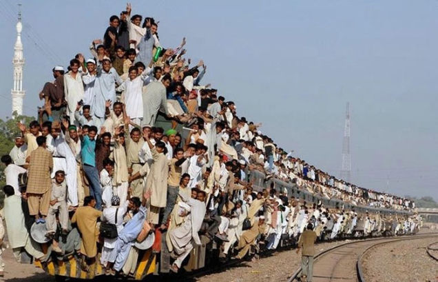 Foto mostra trem sobrecarregado de passageiros na Índia!