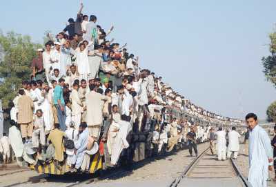 Trem lotado no Paquistão! (foto: MOHAMMAD MALIK/AFP/Getty Images)