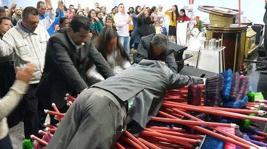 Vassouras ungidas estão sendo vendidas por R$1.000 em igrejas! Será? (foto: Reprodução/Facebook)