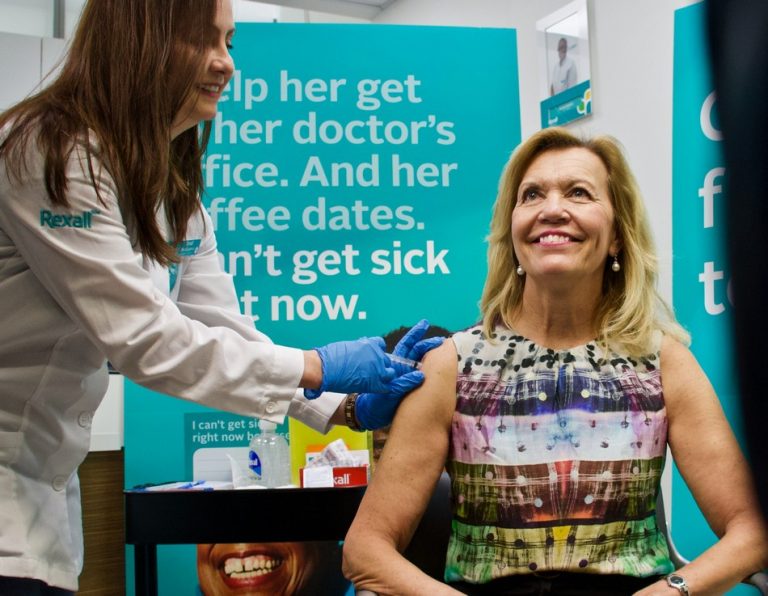 Ministra da Saúde de Ontário fingiu ter tomado uma vacina contra a gripe?