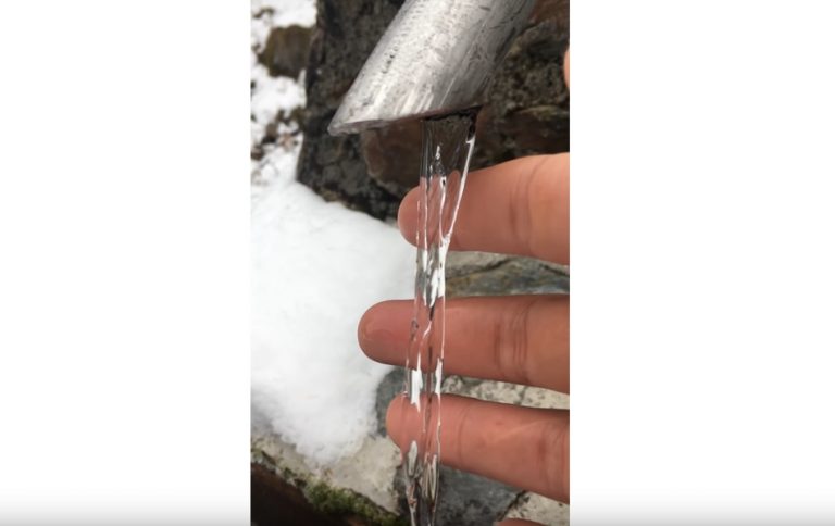 Um raro fenômeno mostra um filete de água como se estivesse congelado?