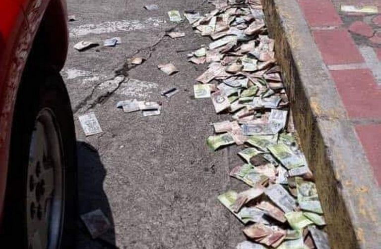Venezuelanos descartaram notas de dinheiro nas ruas devido a desvalorização da moeda?